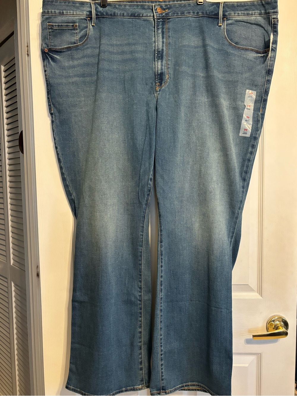 Old Navy Plus-size Mid-Rise Kicker Boot-Cut Light Blue Jeans - Size 30